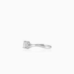 Elegante anillo solitario retorcido para mujer