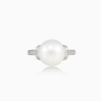 Prsten z bílého zlata s perlou a diamanty
