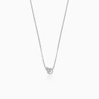 Elegantní náhrdelník z bílého zlata se dvěma diamantovými kruhy
