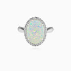 Prsten s bílým opálem a královským třpytem