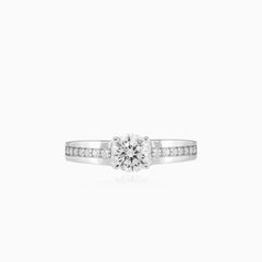 Bague en zircon cubique avec pierres d’accent sur les côtés