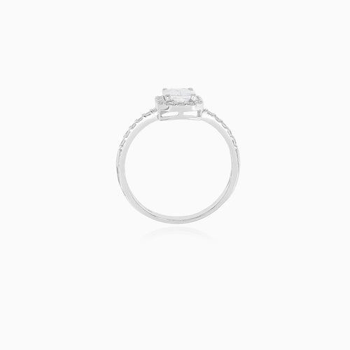 Bague en or blanc avec zirconium cubique taillé émeraude