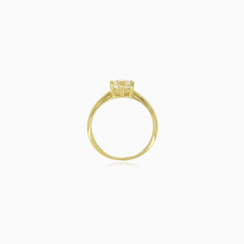Anillo clásico de oro amarillo con zirconia.