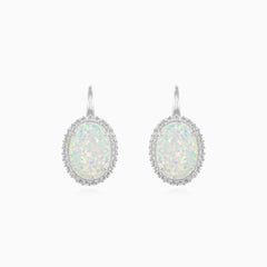 Boucles d'oreilles pendantes en opale blanche avec éclat royal
