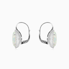 Boucles d'oreilles pendantes en opale blanche avec éclat royal