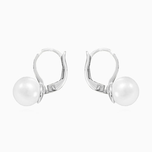 Boucles d’oreilles pendantes classiques avec perles en or blanc