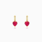 Náušnice srdce s rubínem a kubickými zirkony ve žutém zlatě