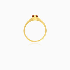 Bague en or jaune avec grenat solitaire.