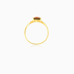 Anillo de oro amarillo con granate talla ovalada