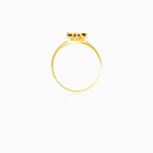 Anillo artesanal de oro con granate en diseño de flor