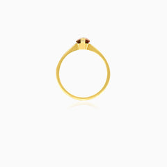 Anillo de granate corte esmeralda en oro amarillo.