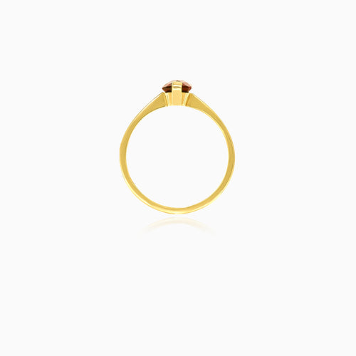 Anillo de granate corte esmeralda en oro amarillo.