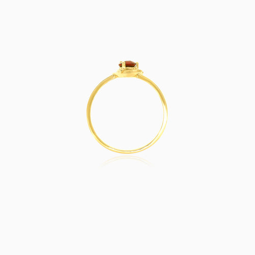 Bague ronde en grenat au design triangulaire