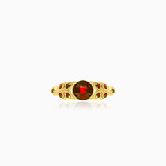 Anillo elegante de oro amarillo con granate redondo