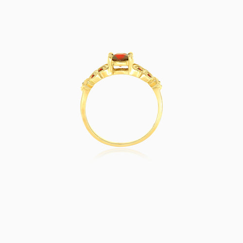Anillo elegante de oro amarillo con granate redondo