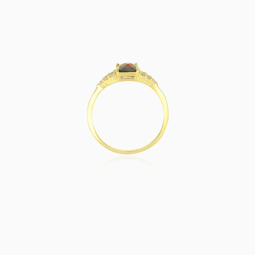 Bague élégante en grenat taille émeraude avec zirconiums.