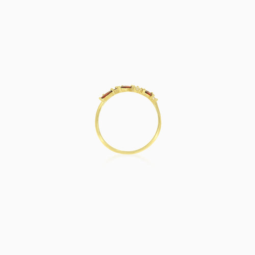 Elegantní granátový prsten se smíšeným brusem a kameny