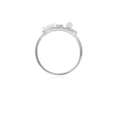 Stříbrný prsten s kulatou perlou v květinovém vzoru