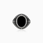 Pánský prsten s oválným onyxem a bočními liniovými detaily