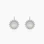 Stříbrné náušnice s perlami obklopenými třpytivými zirkony