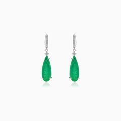 Boucles d’oreilles pendantes en argent avec une goutte d’émeraude synthétique