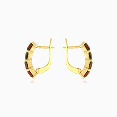 Breite Ohrringe aus Gold mit quadratisch geschliffenen Granat-Steinen im Prinzessschliff