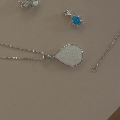 Colgante de plata esterlina con ópalo en forma de pera