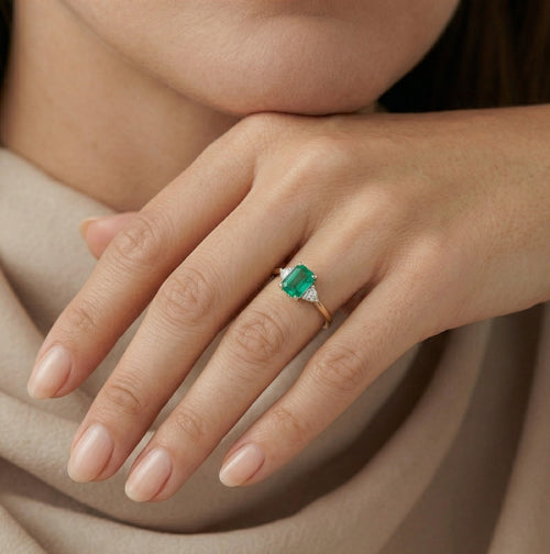 Elegantní prsten ze žlutého zlata s diamanty a smaragdem