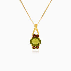 Pendentif en or jaune avec moldavite ovale et grenats environnants