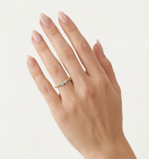 Gelbgoldring besetzt mit funkelnden Zirkoniasteinen