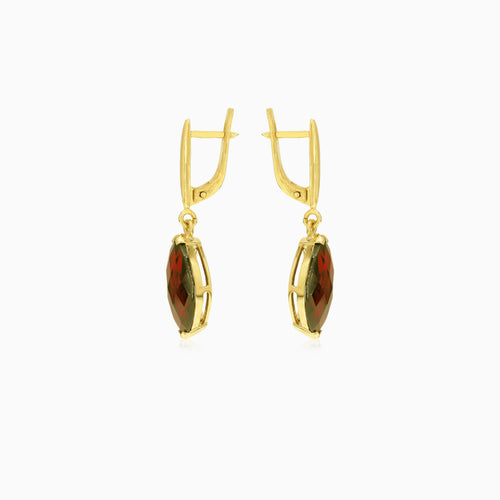 Boucles d'oreilles pendantes au glamour subtil.