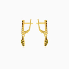 Boucles d’oreilles pendantes en motif fleur avec grenat et moldavite