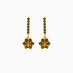 Boucles d’oreilles pendantes en motif fleur avec grenat et moldavite