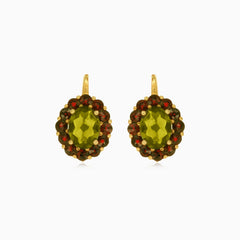 Boucles d’oreilles pendantes en or avec grenat et moldavite