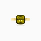 Anillo elegante de oro con piedra cojín