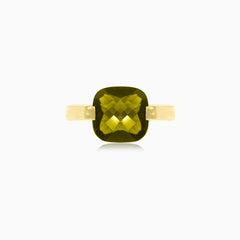 Anillo elegante de oro con piedra cojín