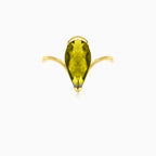 Pear fine step cut moldavite gold ringBague en or avec moldavite taille poire à facettes fines
