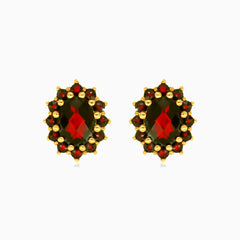 Zlaté granátové náušnice s květinovou elegancí