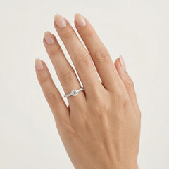 Třpytivý prsten s kulatým diamantem s jemným krokovým brusem