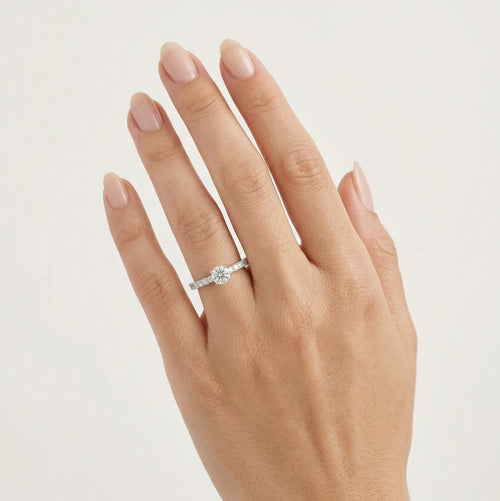 Třpytivý prsten s kulatým diamantem s jemným krokovým brusem