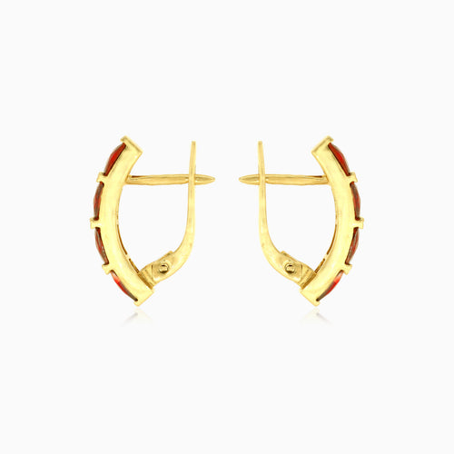 Goldene Stabohrringe mit vierfach strahlendem Granat