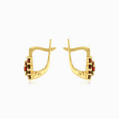 Boucles d'oreilles pendantes à motif floral avec grenat.