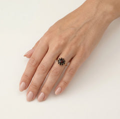 Blütenblätter der Eleganz 14 Karat Gold Granatring