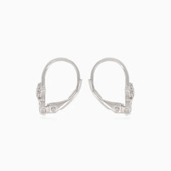 Boucles d’oreilles pendantes en argent avec motifs chatons.