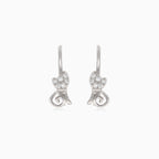 Boucles d’oreilles pendantes en argent avec motifs chatons.