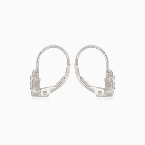 Silberne Ohrhänger mit Blumenmotiv