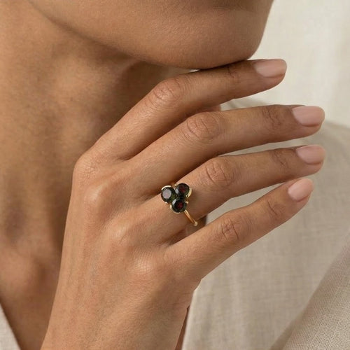 Zlatý prsten s granáty ve tvaru hroznů