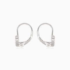 Boucles d’oreilles pendantes en argent avec cœur.