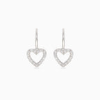 Boucles d’oreilles pendantes en argent avec cœur.