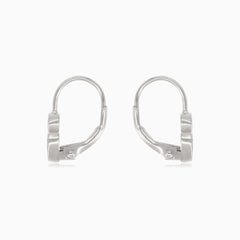 Boucles d’oreilles pendantes en argent avec cœur et cercle.